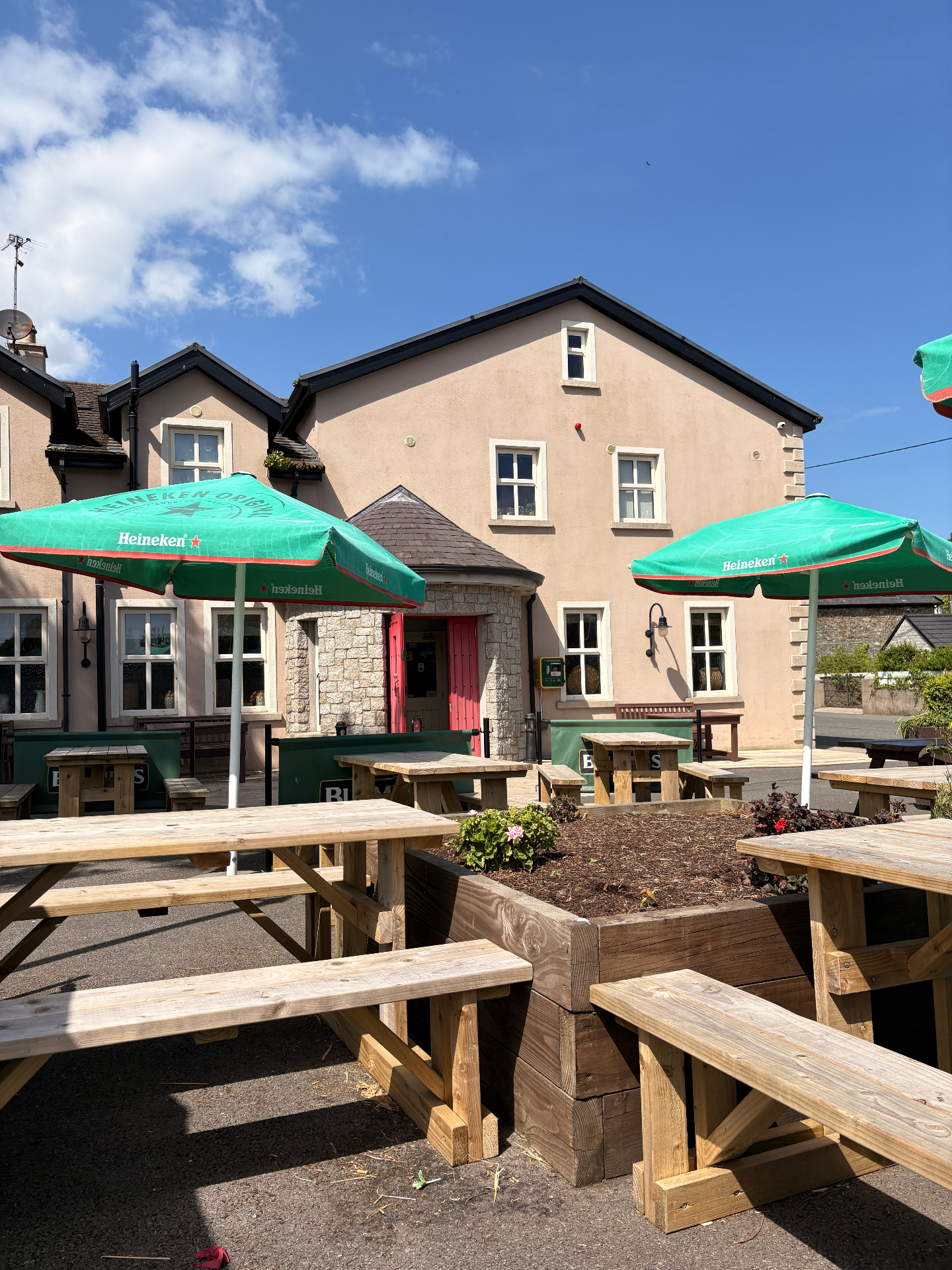The Castle Inn outdoor beer garden with picnic tables